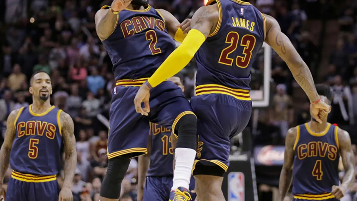 主要採訪騎士的3位記者今天公布一份過去4年觀察騎士休息室的種種,包含休息室氣氛以及詹姆斯與厄文之間的關係。(美聯社)