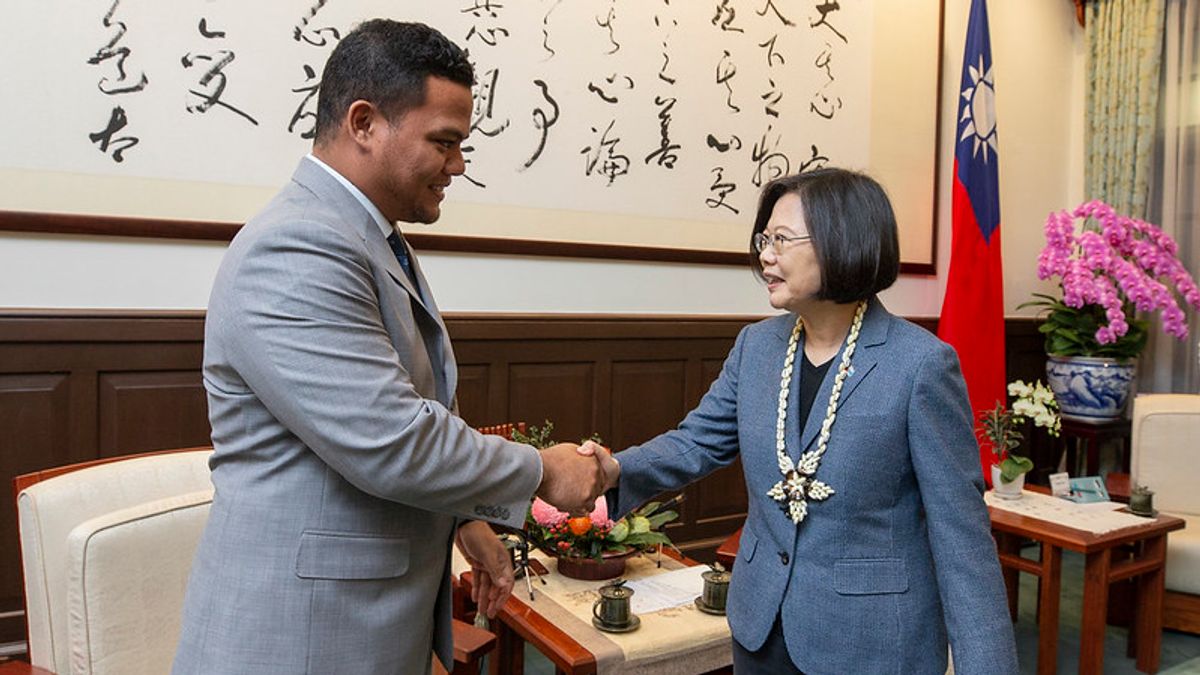 吐瓦魯外長柯飛今日訪台,與總統蔡英文熱情會面。(取自總統府) 吐瓦魯外長柯飛今日訪台,與總統蔡英文熱情會面。(取自總統府)