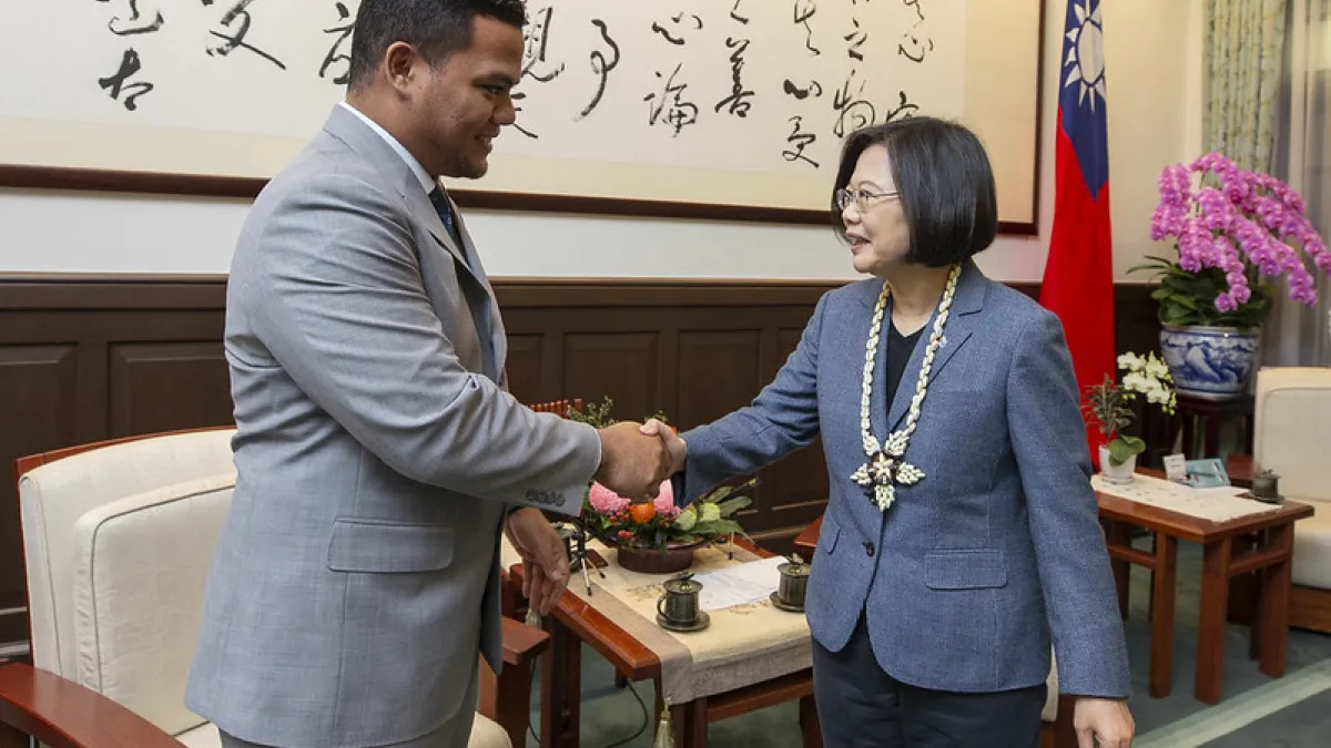 吐瓦魯外長柯飛今日訪台,與總統蔡英文熱情會面。(取自總統府)
