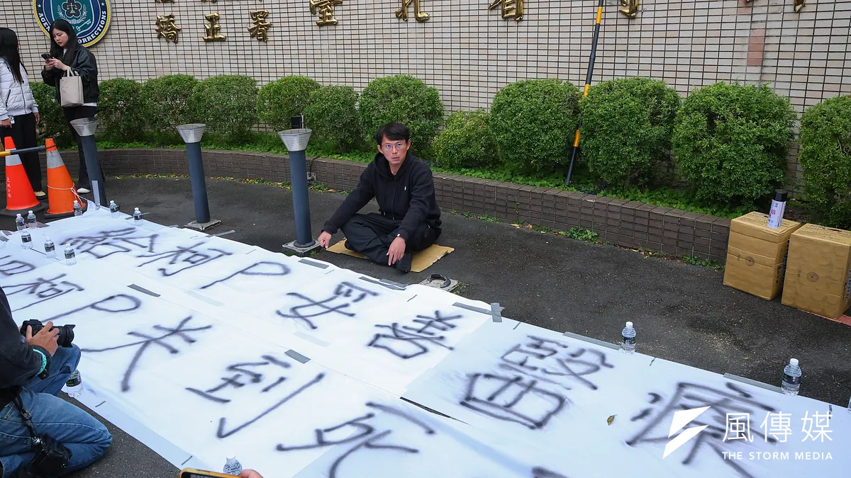 民眾黨主席黃國昌向北所遞狀申請自費讓柯文哲就醫,並於門口靜坐等待。(顏麟宇攝)