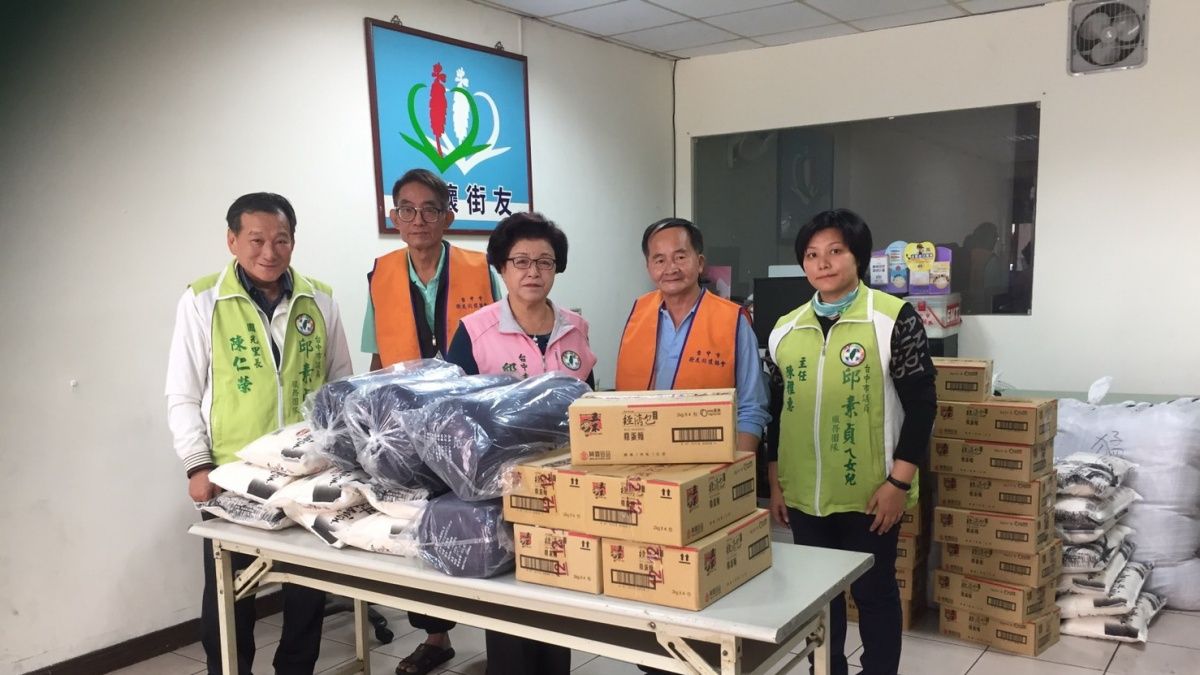 年前關懷街友 議員邱素貞發送禦寒物資慰問 年前關懷街友 議員邱素貞發送禦寒物資慰問