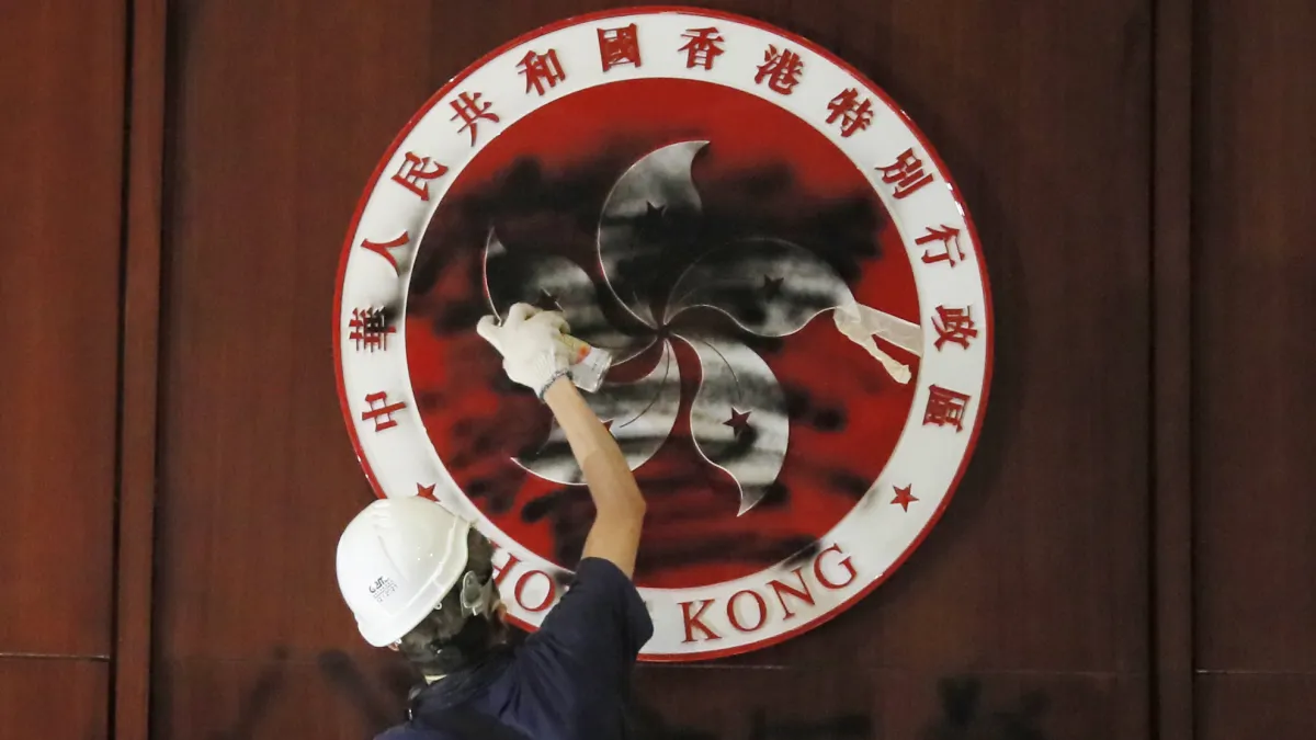 香港反送中:示威群眾衝進立法會(AP)