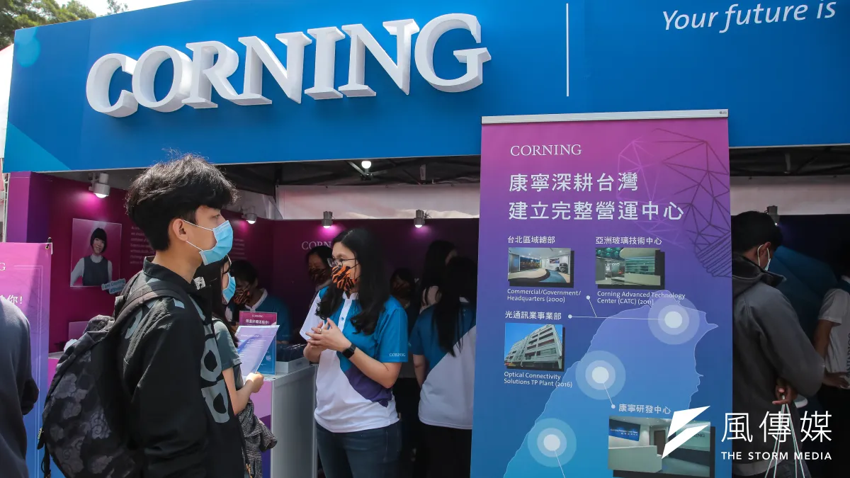 20220319-清大就業博覽會,校園徵才,台灣康寧顯示玻璃攤位。(顏麟宇攝)