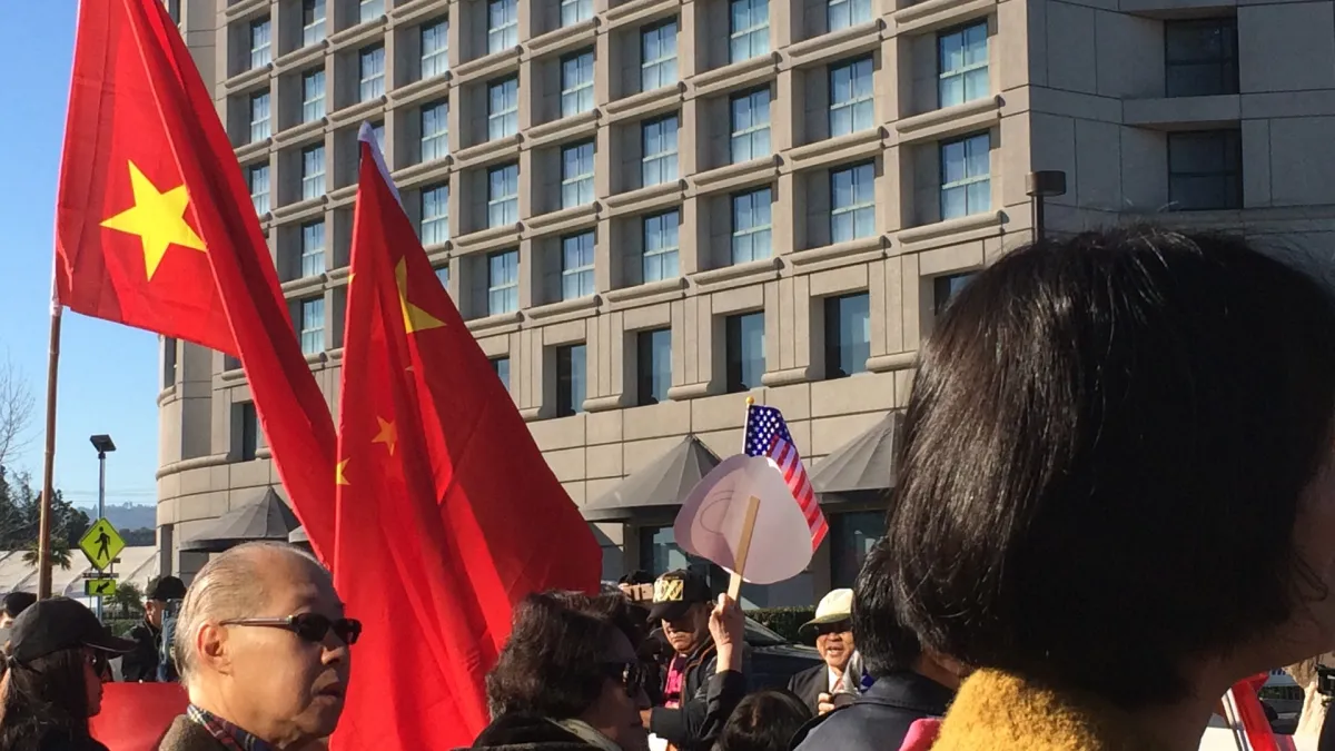總統蔡英文在舊金山的下塌飯店外有支持者歡迎「台灣總統」,也有主張台灣與中國統一者抗議她過境美國從事分裂活動。(讀者提供).jpg