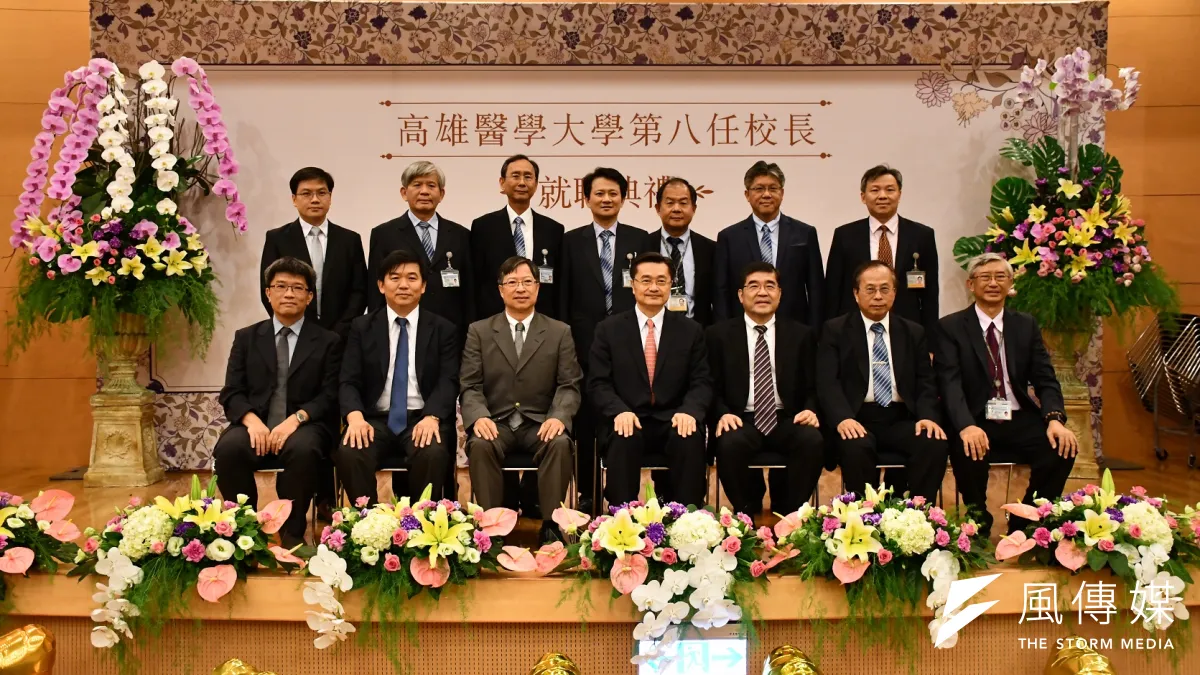 高醫大醫學系校友鐘育志(前排中)接任高醫大校長,他同時也是國際知名的小兒神經科醫師,對於脊髓肌肉萎縮症的研究深受全球肯定。(圖/徐炳文攝)