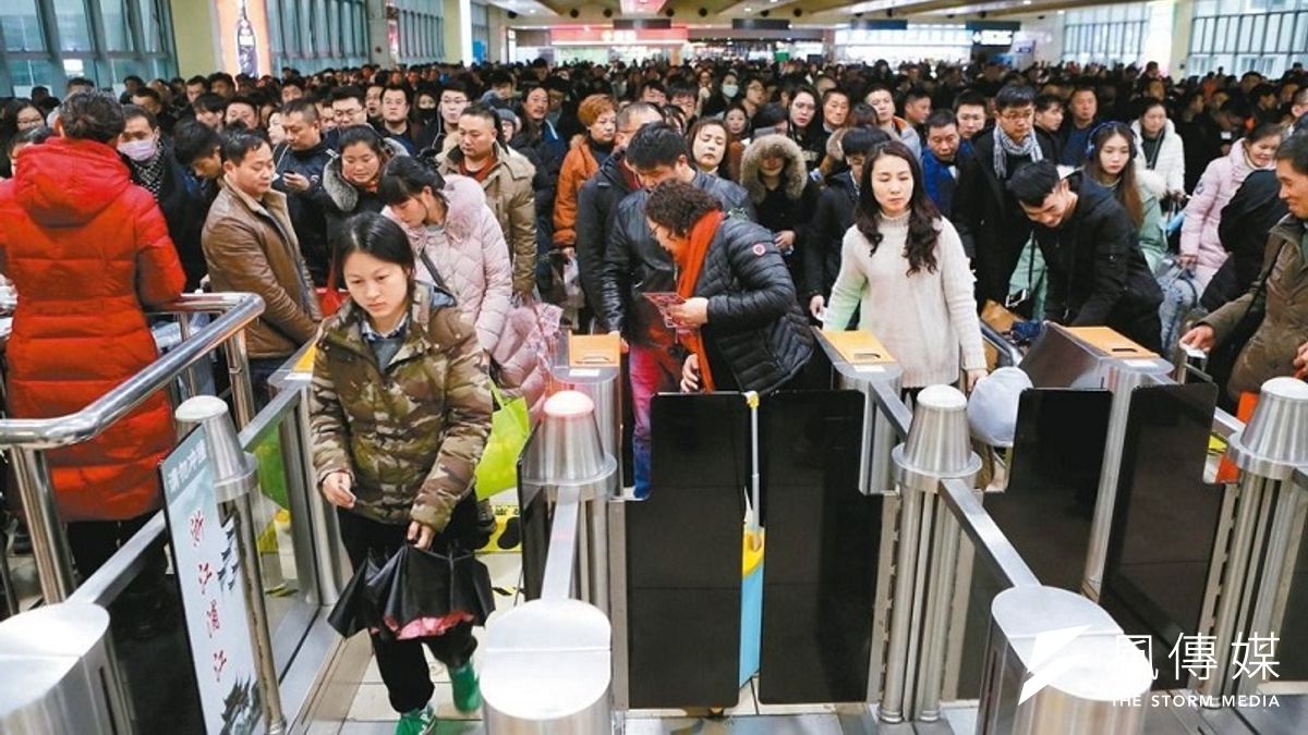 大陸片面啓M503航線,陸委會決定暫緩176個航班的春節加班機。圖為台胞春運資料照。(中新社) 大陸片面啓M503航線,陸委會決定暫緩176個航班的春節加班機。圖為台胞春運資料照。(中新社)