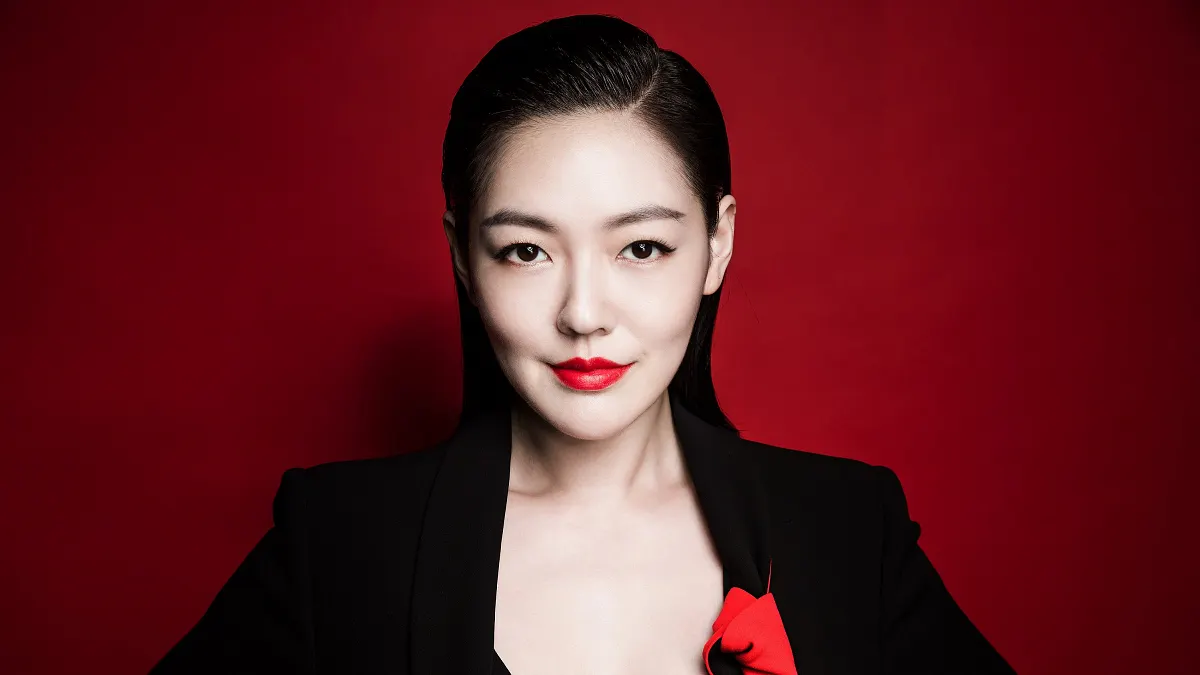 氣勢女王小S完美演繹奢華絲絨訂製唇萃#400亞曼尼訂製服。(圖/Giorgio Armani提供)