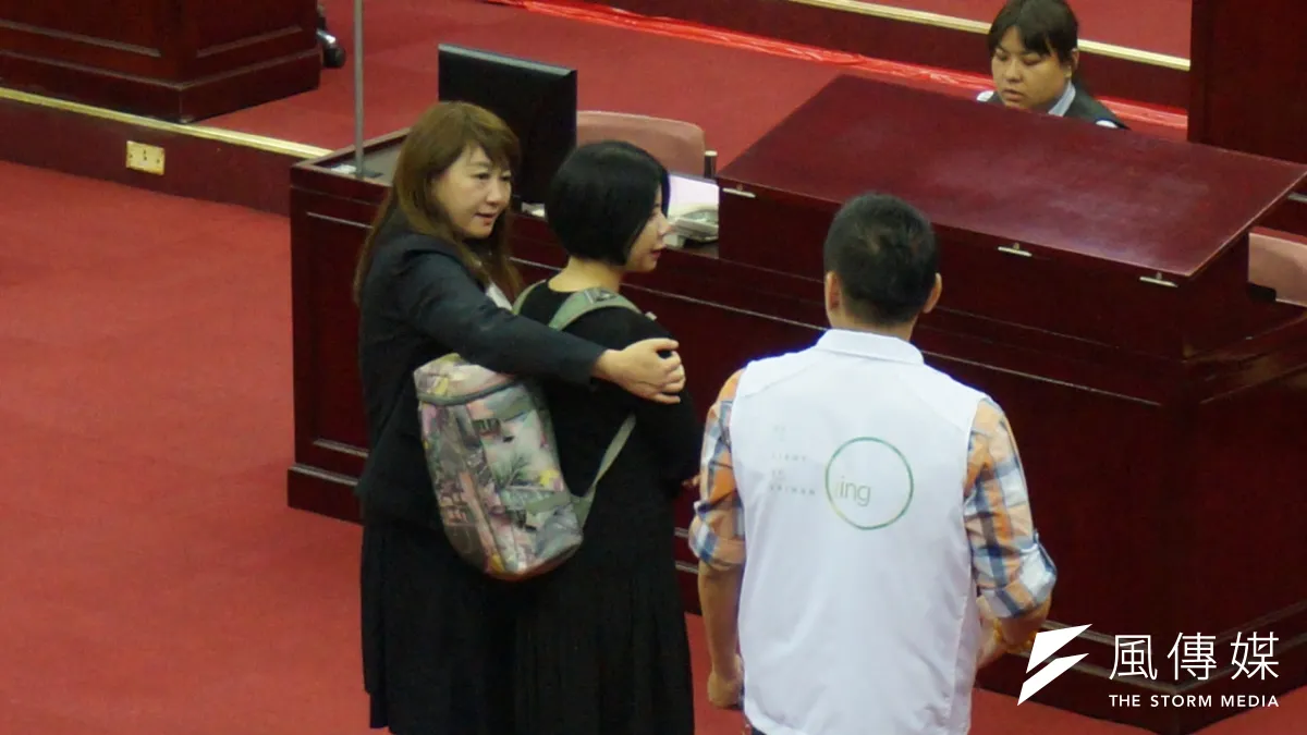 北市議員建議學日本讓學童配戴警鈴,並請文化局長謝佩霓示範。(王彥喬攝)