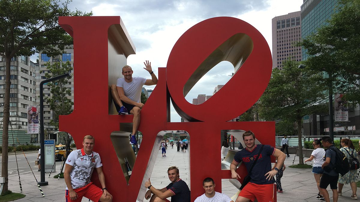 賽會期間約有40萬人次國際旅客來台參賽及旅遊,旅館住房率顯著提升。其中台北101是各國選手指定造訪的台北熱門景點,公共藝術「LOVE」更是大家合照留影首選。(北市觀傳局提供) 賽會期間約有40萬人次國際旅客來台參賽及旅遊,旅館住房率顯著提升。其中台北101是各國選手指定造訪的台北熱門景點,公共藝術「LOVE」更是大家合照留影首選。(北市觀傳局提供)