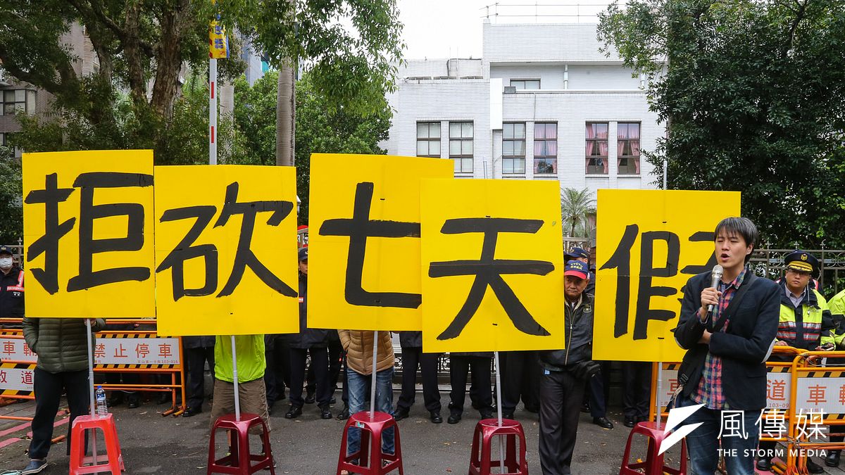 立法院黨團協商一例一休,絕食的工鬥成員,在側門外以高音貝強力放送拒砍假訴求。(陳明仁攝) 立法院黨團協商一例一休,絕食的工鬥成員,在側門外以高音貝強力放送拒砍假訴求。(陳明仁攝)