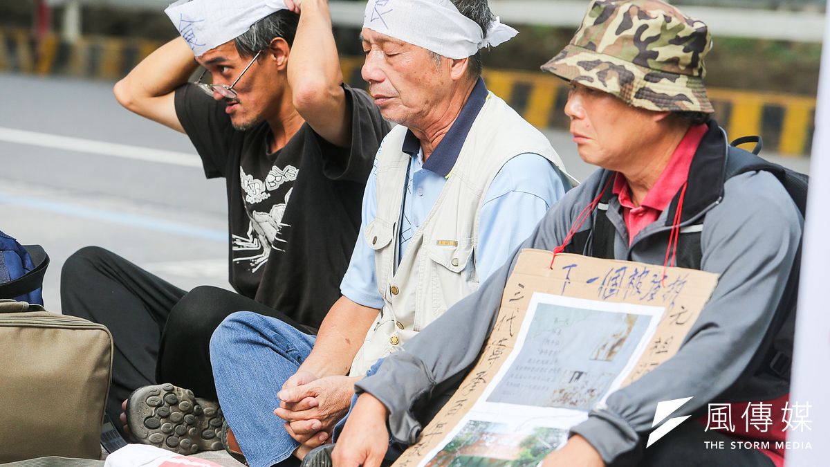 高雄果菜市場土地遭徵收住戶自救會到蔡英文住家人行道上絕食行動。(陳明仁攝) 高雄果菜市場土地遭徵收住戶自救會到蔡英文住家人行道上絕食行動。(陳明仁攝)