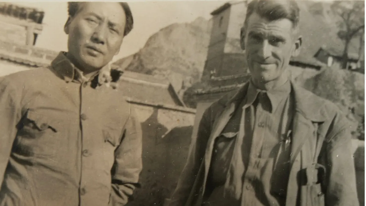 1938年5月,毛澤東與造訪延安的卡爾森合影留念。(許劍虹提供)