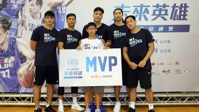 中華籃球黃金世代球員,首次前進台中基層進行訓練營,其中包含仍在復健的田壘也和小球員玩得不亦樂乎。(圖/展逸行銷提供)