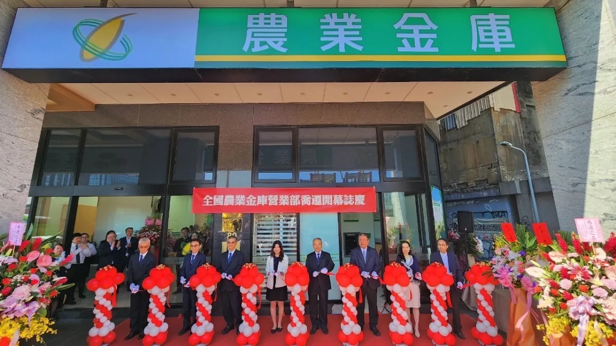 全國農業金庫營業部開幕誌慶,營業部經理李榮忠(左起)、總經理李國忠、常務董事蕭忠郁、農業部農金署主任秘書韓寶珠,以及全國農業金庫董事長吳明敏、常務董事張國城、監察長李明萱、監察人張基長,共同剪綵。(全國農業金庫提供)
