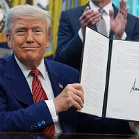 2025年5月23日、アメリカのトランプ大統領がホワイトハウスのオーバルオフィスで核エネルギーに関連する複数の行政命令に署名している。(AP通信) 2025年5月23日、アメリカのトランプ大統領がホワイトハウスのオーバルオフィスで核エネルギーに関連する複数の行政命令に署名している。(AP通信)