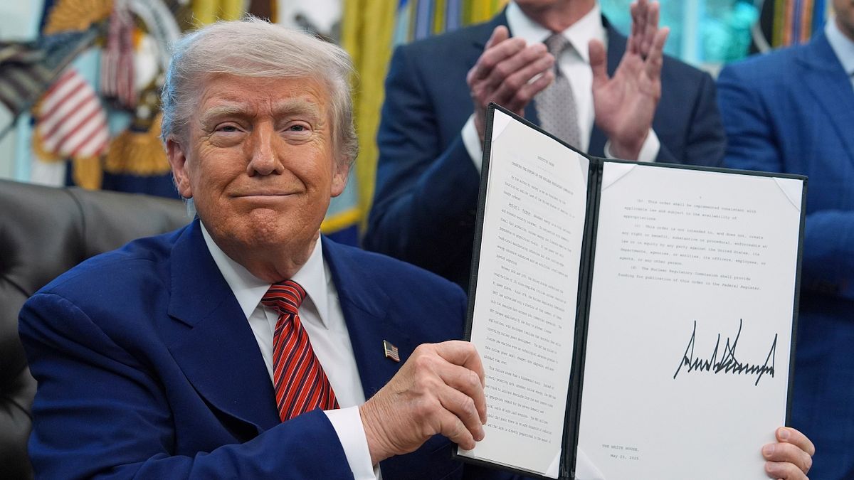 2025年5月23日、アメリカのトランプ大統領がホワイトハウスのオーバルオフィスで核エネルギーに関連する複数の行政命令に署名している。(AP通信) 2025年5月23日、アメリカのトランプ大統領がホワイトハウスのオーバルオフィスで核エネルギーに関連する複数の行政命令に署名している。(AP通信)