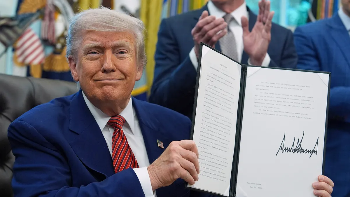 2025年5月23日、アメリカのトランプ大統領がホワイトハウスのオーバルオフィスで核エネルギーに関連する複数の行政命令に署名している。(AP通信)