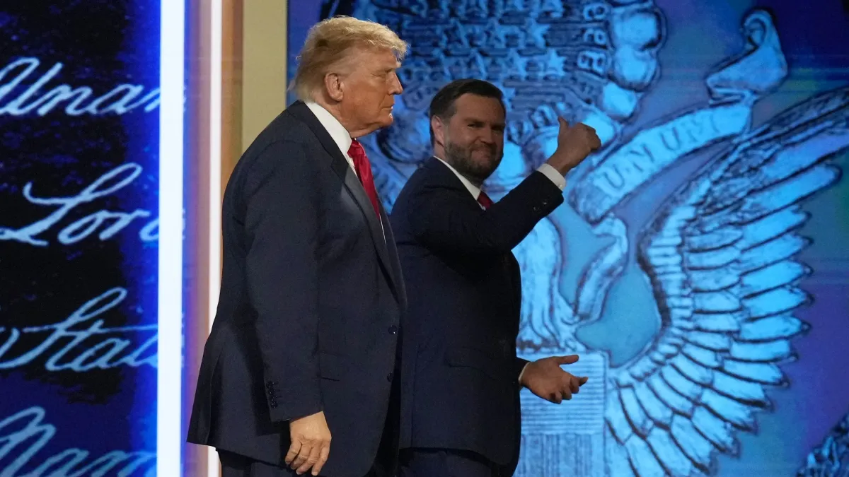 美國總統川普(左)與副總統范斯(右)為禁止CNN、MS Now與Politico進入白宮的決定辯護。(資料照,美聯社)