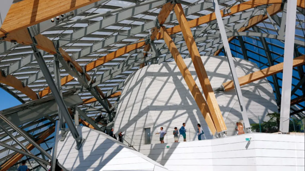 路易威登藝術基金會是Frank Gehry的手筆,鑲嵌在鋼條上的弧面玻璃,承襲了19世紀中期流行於巴黎的建築風。(攝影者.楊琁安)