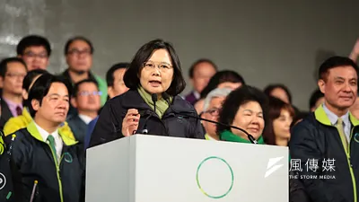 「猶記得蔡政府剛就任時60%以上的支持度,民進黨政黨支持度還接近50%,而當時國民黨已奄奄一息支持度只剩16%,與時代力量支持度不相上下。」圖為總統蔡英文2016年以民進黨候選人身份發表當選感言。(資料照,顏麟宇攝)