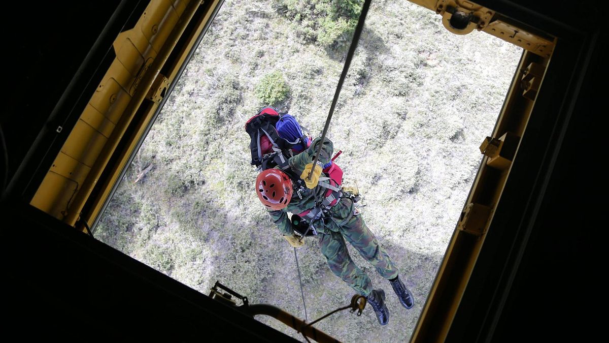 特戰人員搜尋失事AT-3教練機與飛官(國防部發言人臉書) 特戰人員搜尋失事AT-3教練機與飛官(國防部發言人臉書)
