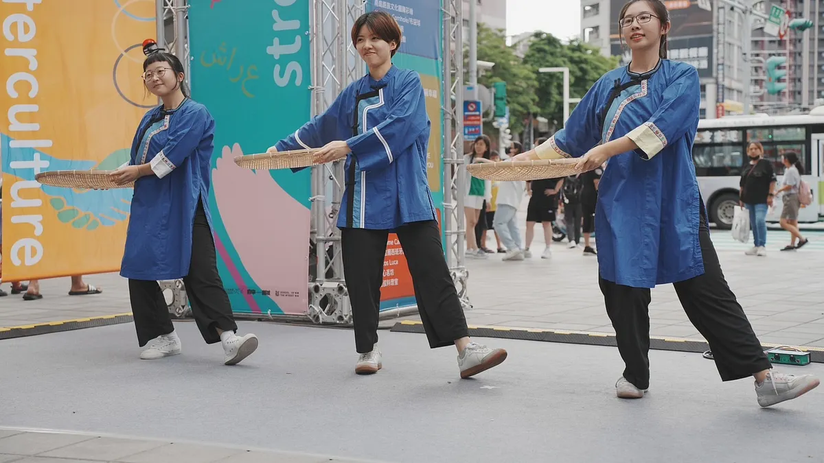 洪苡祐、李欣芸、蔡育芝身穿客家服飾,手拿採茶器具,搶先秀出將在美國演出的客家採茶舞。(圖/新北市文化局) 洪苡祐、李欣芸、蔡育芝身穿客家服飾,手拿採茶器具,搶先秀出將在美國演出的客家採茶舞。(圖/新北市文化局)