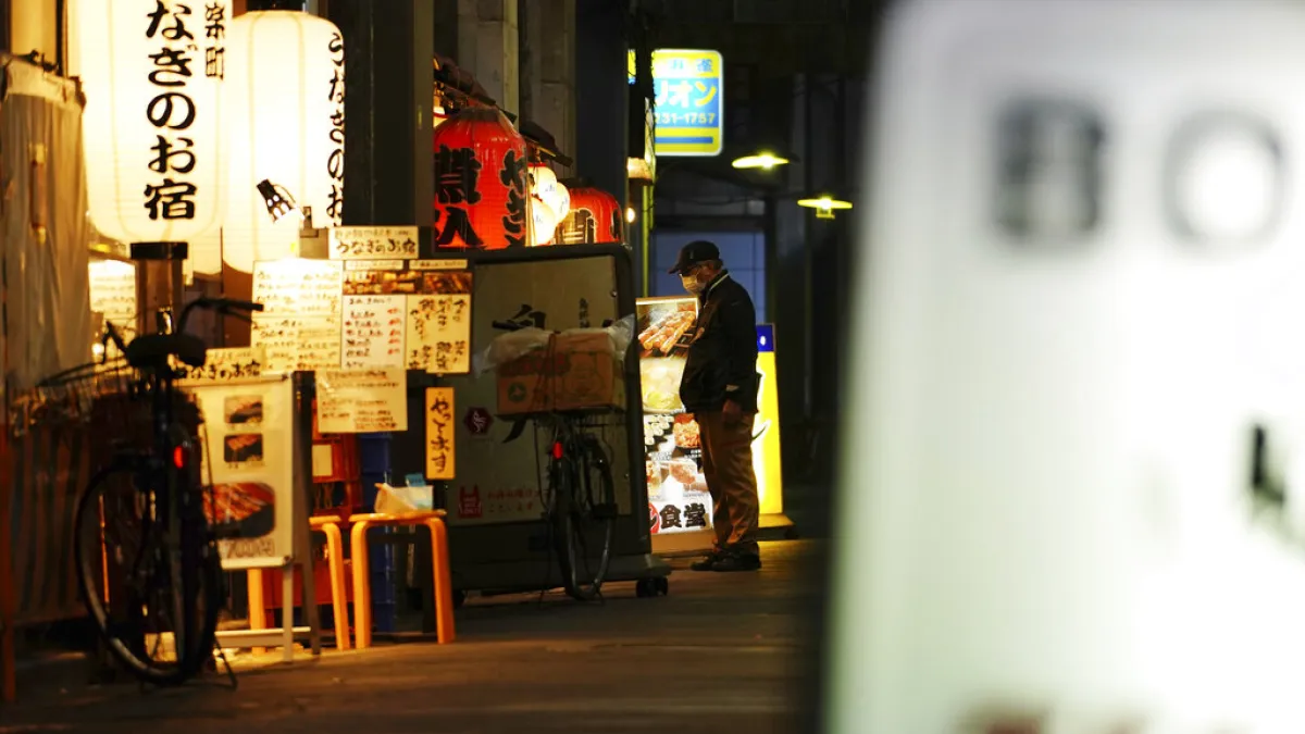 在緊急事態下苦撐待變的東京小酒館。(美聯社)