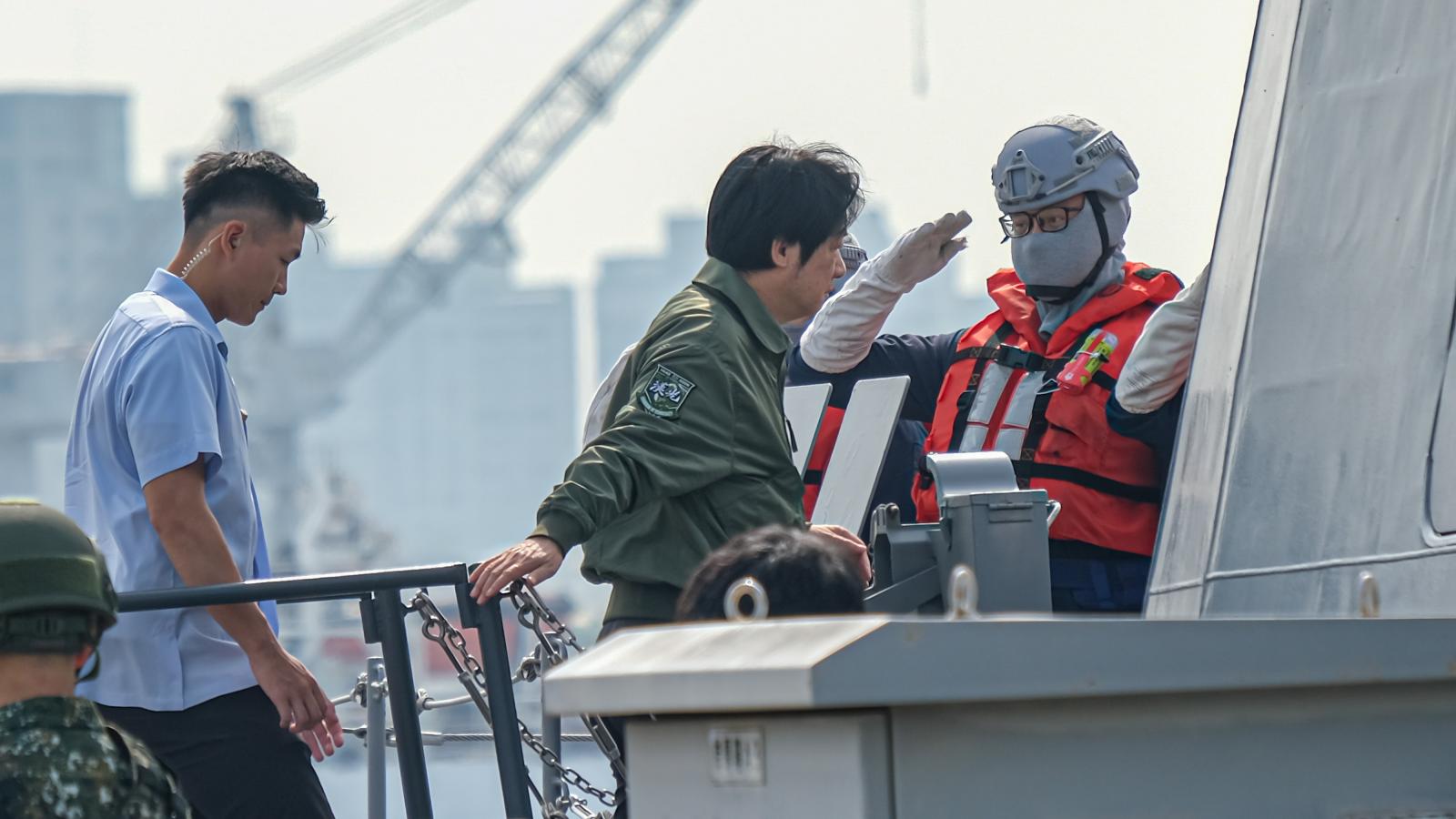 漢光演習》賴清德登上舷號「64」光六快艇 下令執行濱海打擊任務