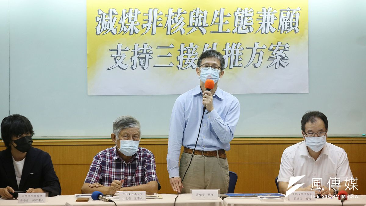 律師詹順貴(右二)、中興大學教授莊秉潔(右一)等人4日出席「減煤、非核與生態兼顧支持 三接外推方案」記者會。(柯承惠攝) 律師詹順貴(右二)、中興大學教授莊秉潔(右一)等人4日出席「減煤、非核與生態兼顧支持 三接外推方案」記者會。(柯承惠攝)