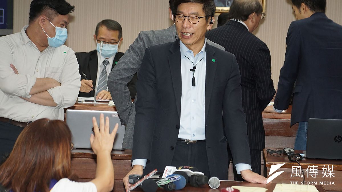 新潮流系的鄭運鵬、鍾佳濱(圖書館有意在本會期續任幹部,卻引發其他派系反彈,黨團幹部目前仍在協調中。(顏麟宇攝) 新潮流系的鄭運鵬、鍾佳濱(圖書館有意在本會期續任幹部,卻引發其他派系反彈,黨團幹部目前仍在協調中。(顏麟宇攝)