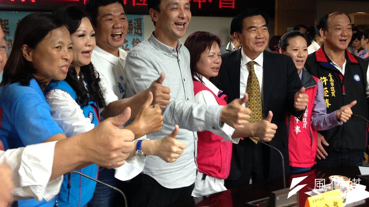 國民黨總統參選人朱立倫到台南,並拜訪國民黨籍的台南市議會議長李全教(右三)。(羅暐智攝) 國民黨總統參選人朱立倫到台南,並拜訪國民黨籍的台南市議會議長李全教(右三)。(羅暐智攝)