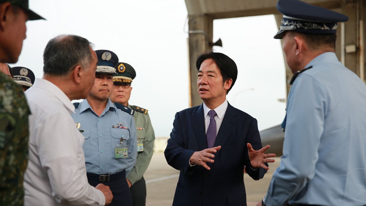 副總統賴清德(右二)今(16)日前往台中訪視空軍防空暨飛彈指揮部所屬部隊及空軍第三戰術戰鬥機聯隊,以了解警戒任務整備情形。(總統府提供) 副總統賴清德(右二)今(16)日前往台中訪視空軍防空暨飛彈指揮部所屬部隊及空軍第三戰術戰鬥機聯隊,以了解警戒任務整備情形。(總統府提供)