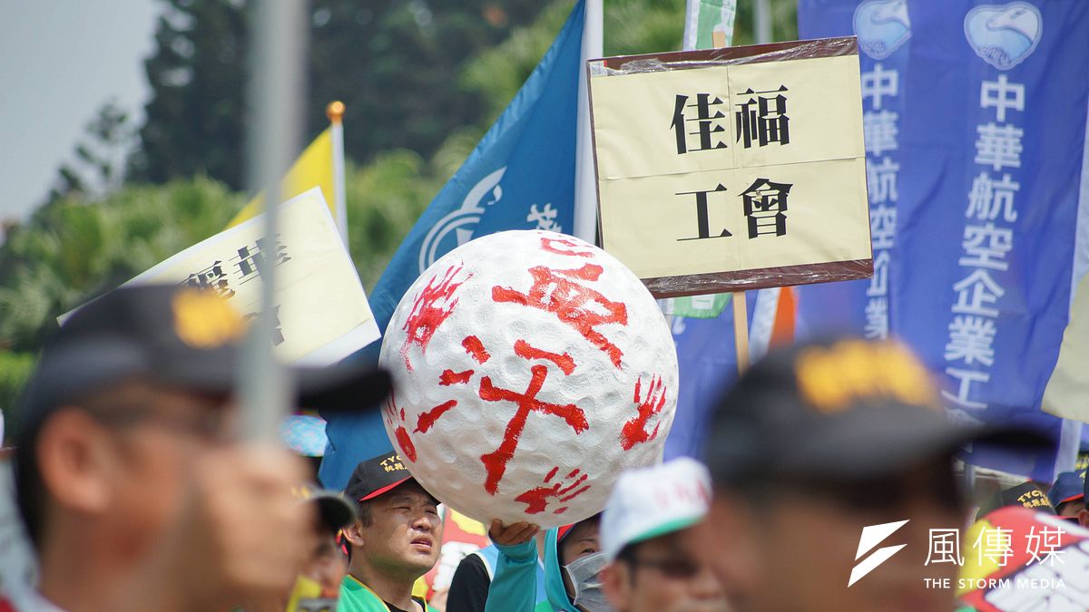 五一勞工大遊行,民眾於凱道集結。(盧逸峰攝) 五一勞工大遊行,民眾於凱道集結。(盧逸峰攝)