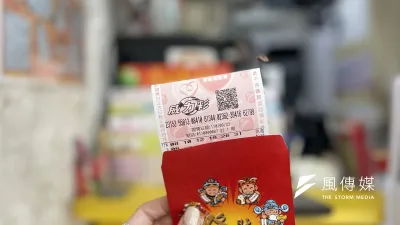 近期台灣威力彩已連續32期無人中獎,頭獎金額達16.5億,吸引許多民眾來試試運氣。(圖/林俐攝)