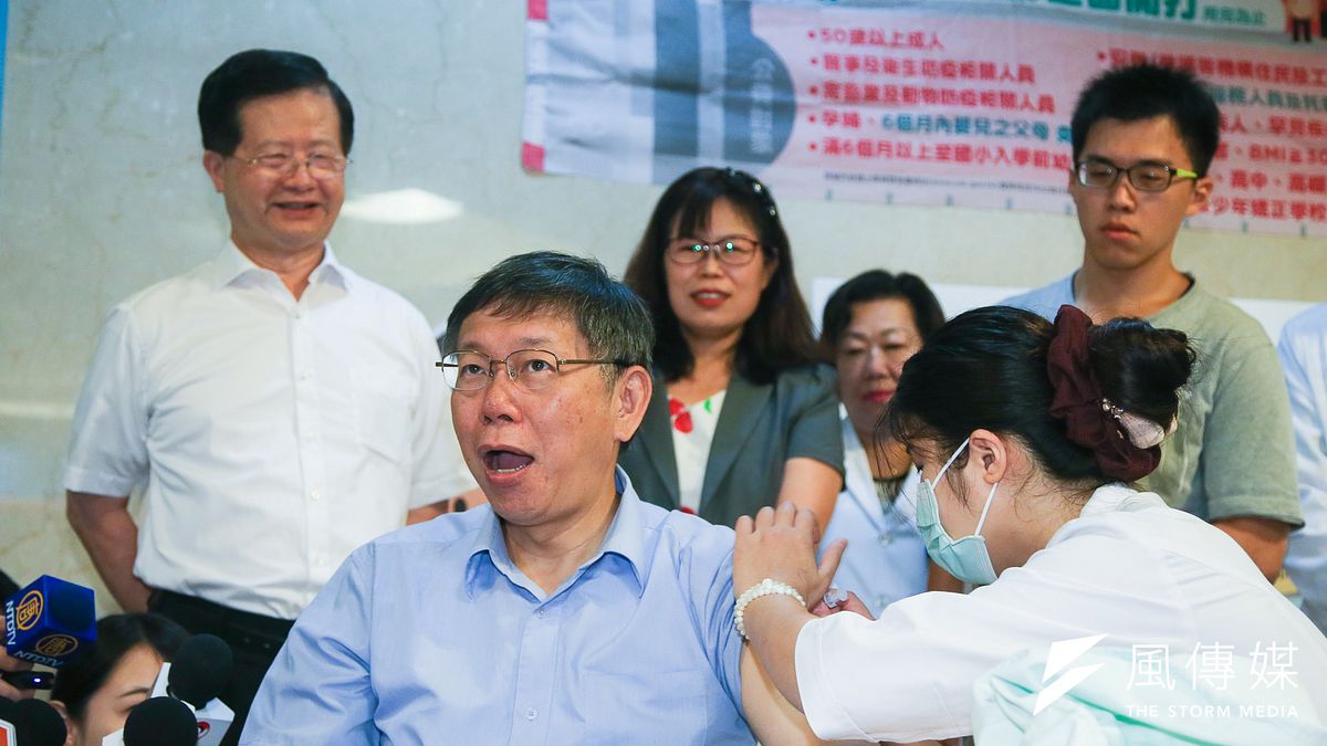 柯文哲推動加碼施打流感及肺炎鏈球菌疫苗政策,將公費施打對象擴增至42萬名市民,加上4月份開始嬰兒施打免費的輪狀病毒疫苗,讓「囝仔不漏屎,大漢不感冒」。圖為柯文哲於記者會上施打疫苗。(陳明仁攝) 柯文哲推動加碼施打流感及肺炎鏈球菌疫苗政策,將公費施打對象擴增至42萬名市民,加上4月份開始嬰兒施打免費的輪狀病毒疫苗,讓「囝仔不漏屎,大漢不感冒」。圖為柯文哲於記者會上施打疫苗。(陳明仁攝)