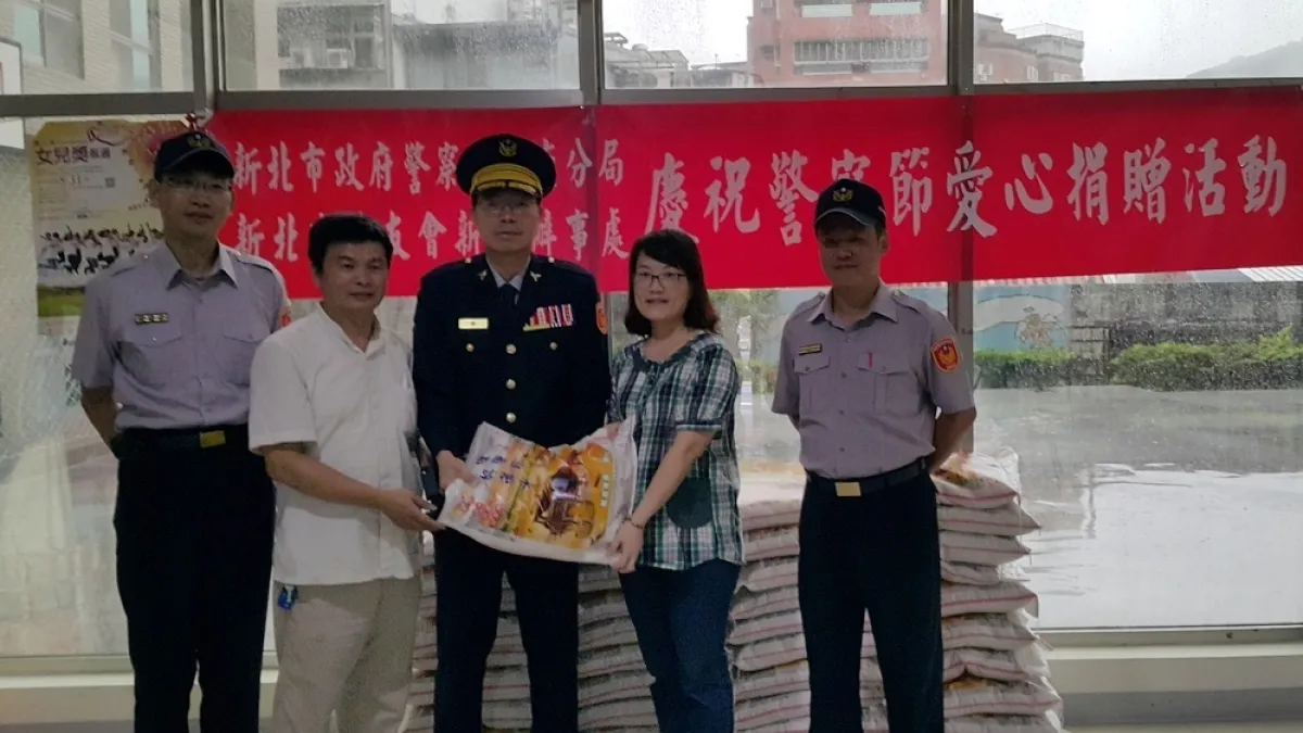 警察節響應公益 新店分局送白米助弱勢
