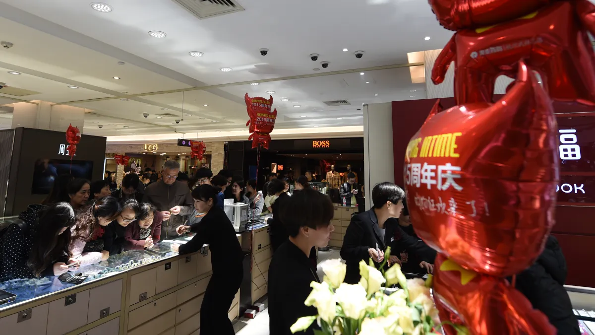 中國消費者信心指數九月有所改善。(圖消費者在杭州銀泰百貨商場的飾品專櫃選購/新華社)
