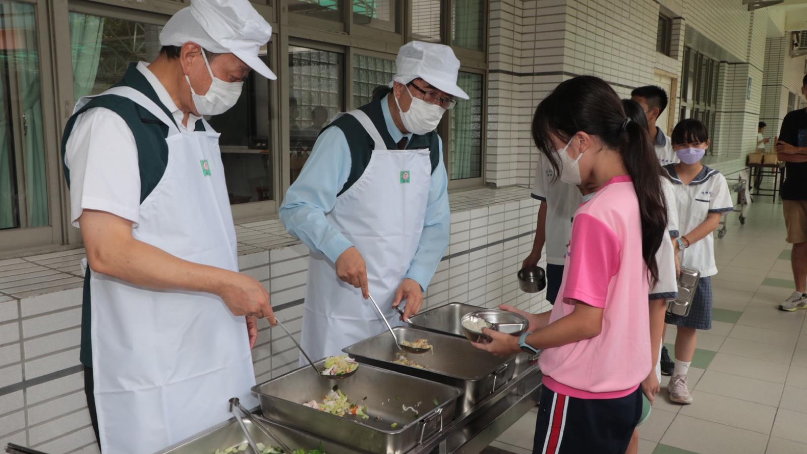 蔣萬安拿「鹹度儀」測午餐 黃偉哲:免費是政策、品質才是責任