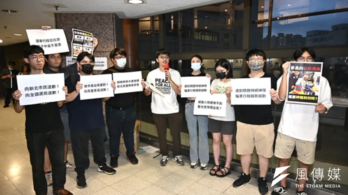 政治大學學生會今(8)日晚間舉辦「政治進入大學plus」活動,邀請新北市長侯友宜參加。不過在活動開始前,一群政大學生於活動會場外頭高舉標語,抗議新北市治安事件不斷、幼兒園餵毒案都沒有好好處理。(陳思明攝)