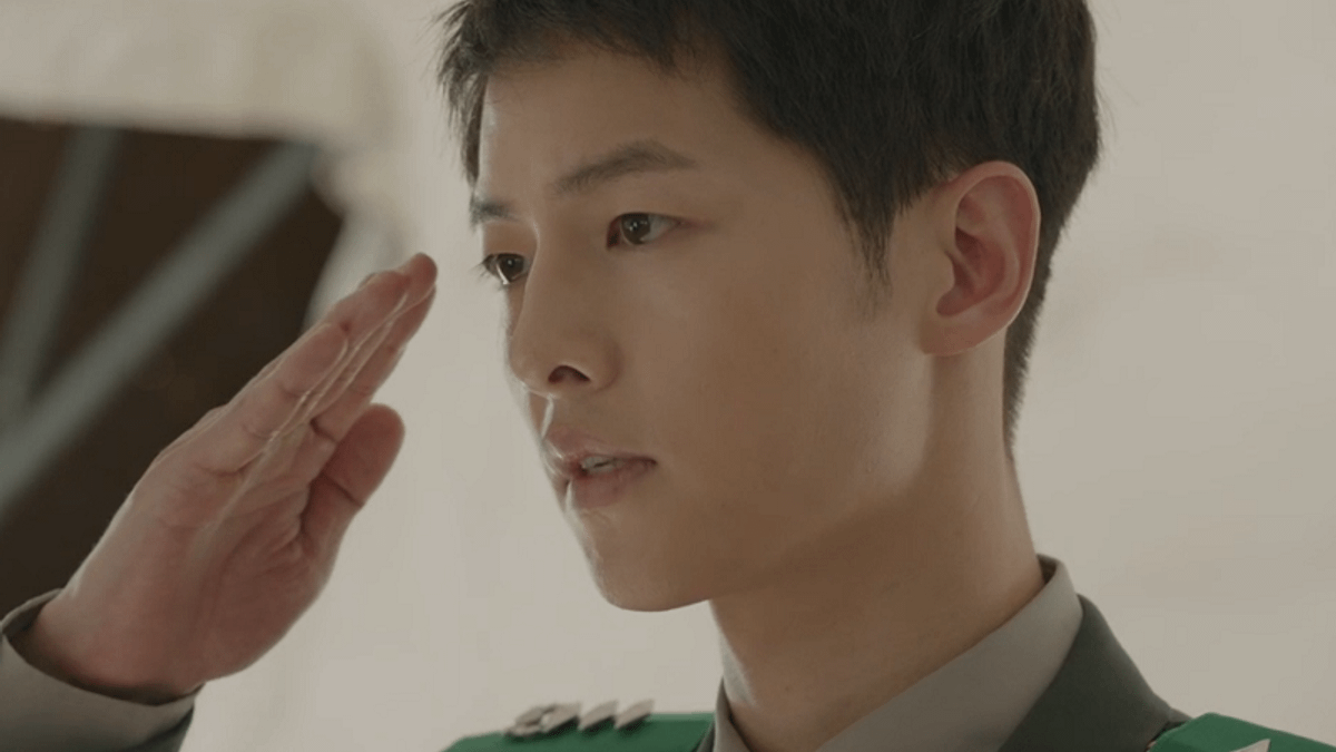 戰場上出生入死、保衛國家的軍人值得大家敬重!(截自KBS《太陽的後裔》官網影片) 戰場上出生入死、保衛國家的軍人值得大家敬重!(截自KBS《太陽的後裔》官網影片)