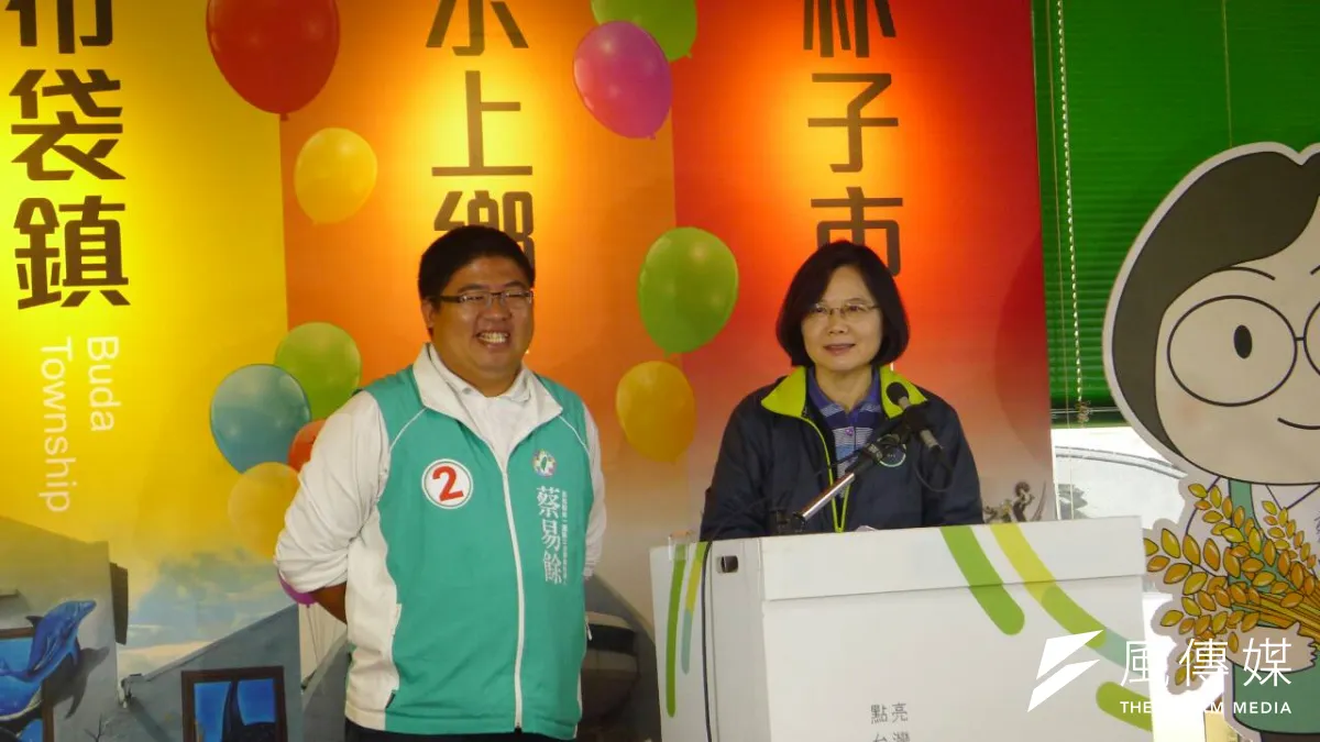 嘉義縣海線賄選問題嚴重,民進黨總統候選人蔡英文(右)11日表示,要對手、國民黨朱立倫拿出決心,約束黨籍候選人,別再用「民進黨抹黑」迴避問題。(林瑋豐攝)