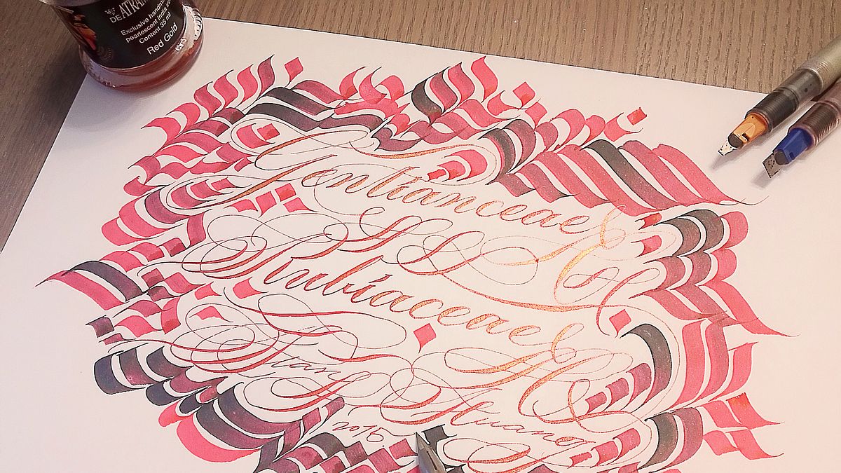 西洋書法和中國書法都有其細膩獨到的美感,當其融合時,又能夠帶來什麼樣的驚喜呢?(圖/黃璽丹) 西洋書法和中國書法都有其細膩獨到的美感,當其融合時,又能夠帶來什麼樣的驚喜呢?(圖/黃璽丹)