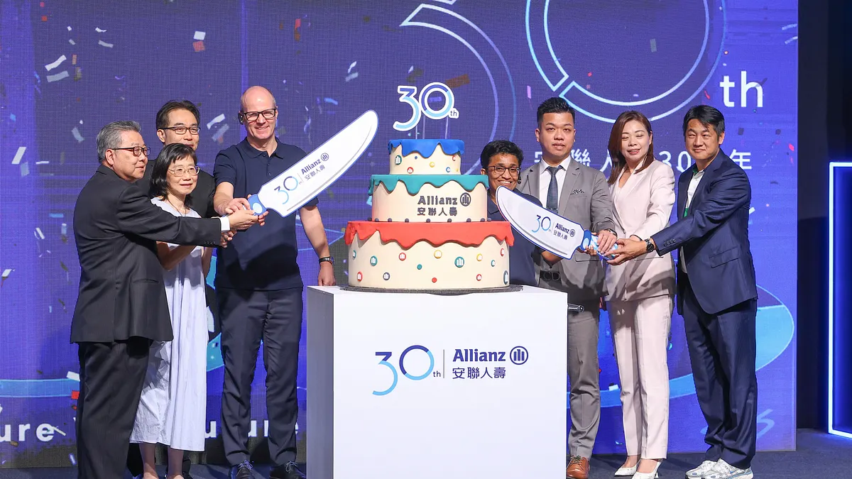 安聯集團亞太區執行長艾努莎(右四)、安聯人壽總經理羅偉睿(左四)等人13日出席安聯人壽30周年記者會。(顏麟宇攝) 安聯集團亞太區執行長艾努莎(右四)、安聯人壽總經理羅偉睿(左四)等人13日出席安聯人壽30周年記者會。(顏麟宇攝)