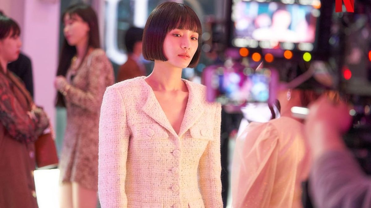 Netflix《絕世網紅》劇情講述一名平凡素人,如何搖身變成百萬網紅,並揭露KOL界不為人知的生態秘辛的過程。(圖/取自Netflixkr@instagram) Netflix《絕世網紅》劇情講述一名平凡素人,如何搖身變成百萬網紅,並揭露KOL界不為人知的生態秘辛的過程。(圖/取自Netflixkr@instagram)