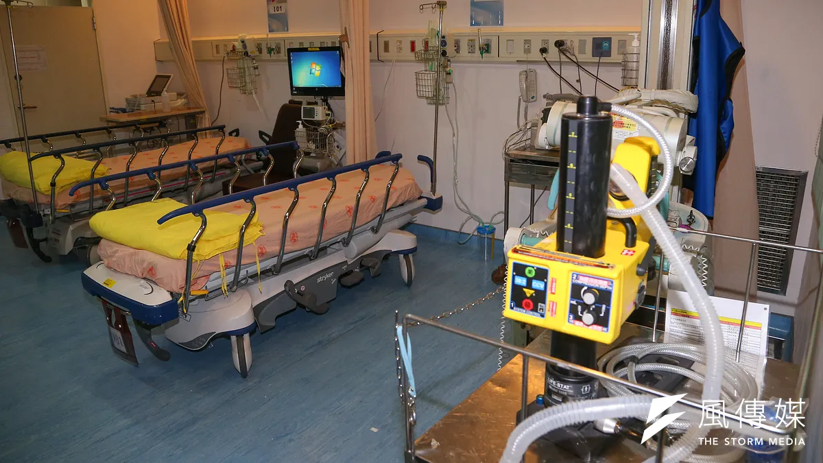 圖為台北榮總超前部署於急診室外設置發燒篩檢站及P3等級負壓隔離病房。(顏麟宇攝)