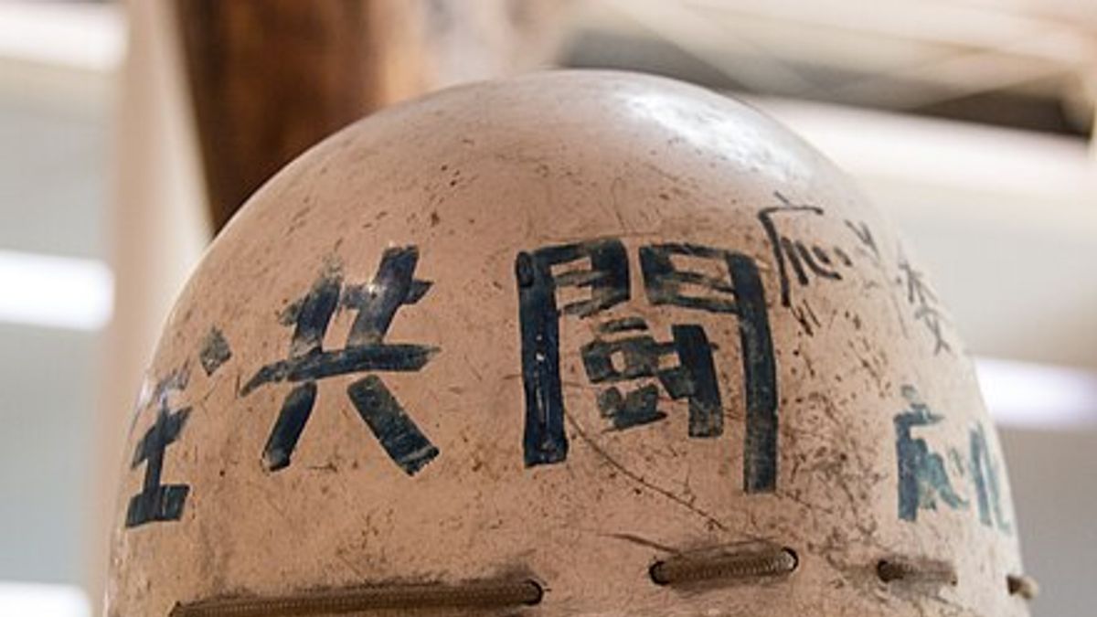 刻有「全共斗」字樣的頭盔。(維基百科) 刻有「全共斗」字樣的頭盔。(維基百科)