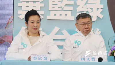 民眾黨副手吳欣盈(左)初登場時,一度連總統候選人柯文哲(右)都要救駕。(資料照,柯承惠攝)