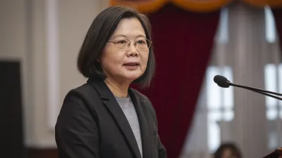 開放萊豬進口會不會「一豬成讖」尚未可知,但眼下蔡總統如要躲過「新豬仔總統」稱號,立委們也不想當「新豬仔議員」的最後機會,就是在平安夜懸崖勒馬,收回原本要送給國人的破爛聖誕禮物,猶未晚矣!(取自總統府)