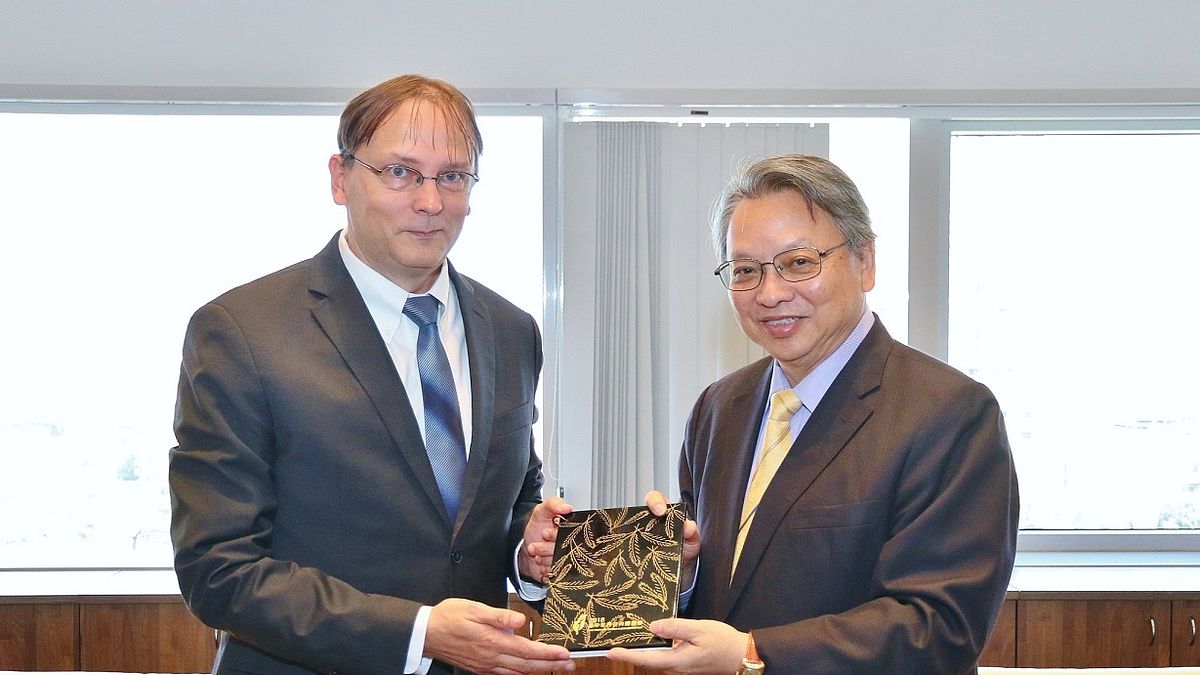 斯洛伐克經濟文化辦事處代表博塔文(Martin Podstavek)一行人拜會台中市政府,由副市長令狐榮達表示歡迎之意。(圖/台中市政府提供) 斯洛伐克經濟文化辦事處代表博塔文(Martin Podstavek)一行人拜會台中市政府,由副市長令狐榮達表示歡迎之意。(圖/台中市政府提供)