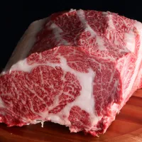 グルメ杵屋レストランと萬野屋が協業し、本格和牛を一人一鍋で楽しむ新ブランド『すき焼きしゃぶしゃぶ杵屋萬野』を大阪・難波にオープンする。(写真/『すき焼きしゃぶしゃぶ杵屋萬野』 PR事務局提供) グルメ杵屋レストランと萬野屋が協業し、本格和牛を一人一鍋で楽しむ新ブランド『すき焼きしゃぶしゃぶ杵屋萬野』を大阪・難波にオープンする。(写真/『すき焼きしゃぶしゃぶ杵屋萬野』 PR事務局提供)